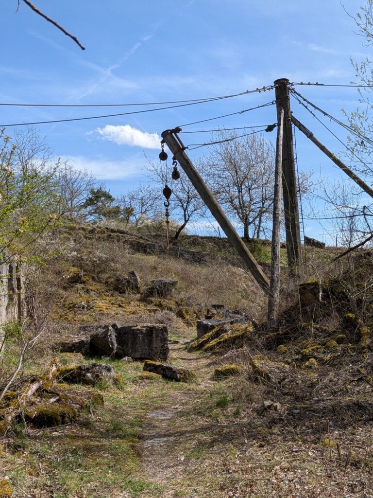 Derrick-Kran im Steinbruch